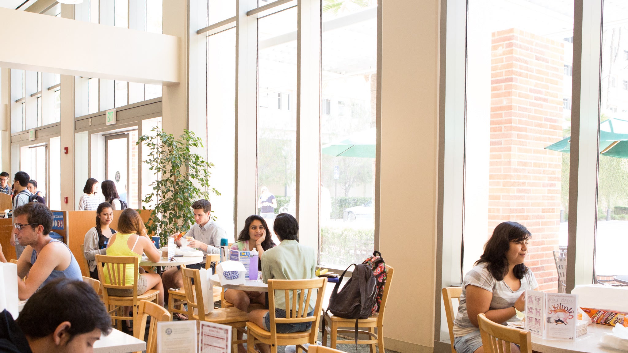 Students sit at tables eating and talking at Rendezvous.